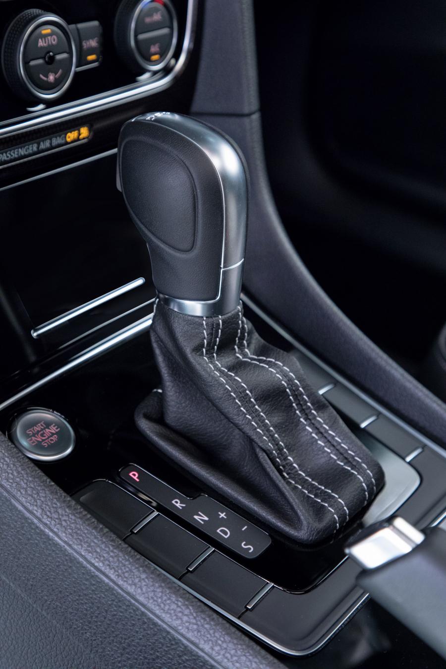 Детали интерьера Volkswagen Passat GT (NMS) 2018 года  (фото 21 из 24)